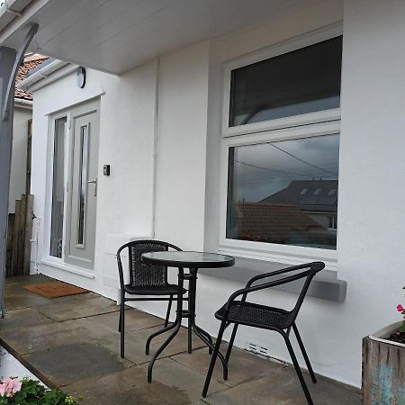 Contemporary One Bed Studio. Sea Views And Parking 웨스트워드 호 외부 사진