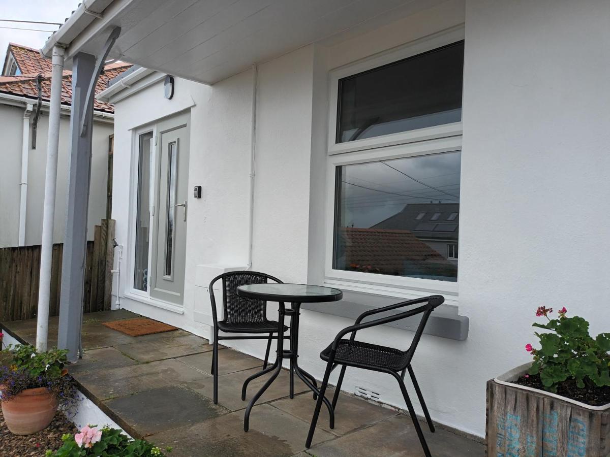 Contemporary One Bed Studio. Sea Views And Parking 웨스트워드 호 외부 사진